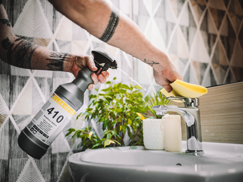 Čím vlastně umýt koupelnu?